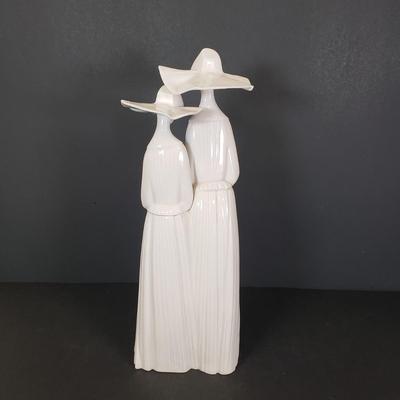 LOT 67: Lladro Porcelain Statue "Nuns"