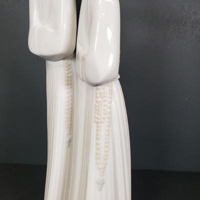 LOT 67: Lladro Porcelain Statue "Nuns"