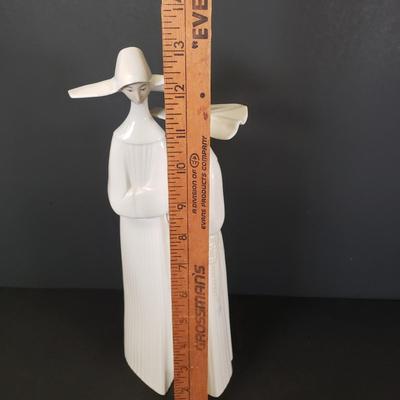 LOT 67: Lladro Porcelain Statue "Nuns"
