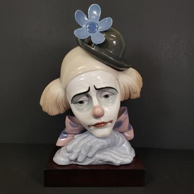 LOT 69: Lladro "Clown's Head with Bowler Hat" on Wooden Base