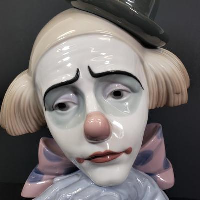 LOT 69: Lladro "Clown's Head with Bowler Hat" on Wooden Base