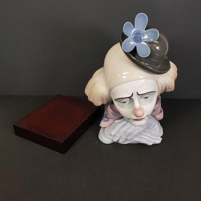 LOT 69: Lladro "Clown's Head with Bowler Hat" on Wooden Base