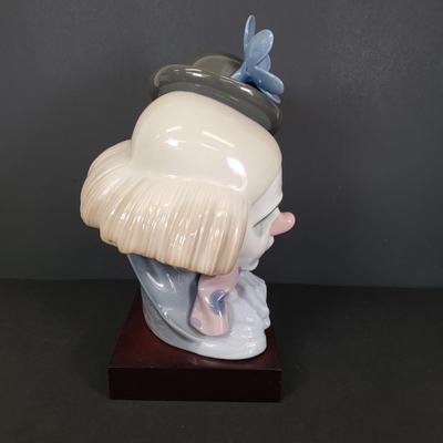 LOT 69: Lladro "Clown's Head with Bowler Hat" on Wooden Base