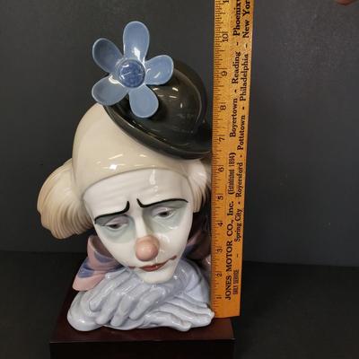 LOT 69: Lladro "Clown's Head with Bowler Hat" on Wooden Base