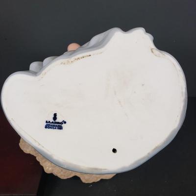 LOT 69: Lladro "Clown's Head with Bowler Hat" on Wooden Base
