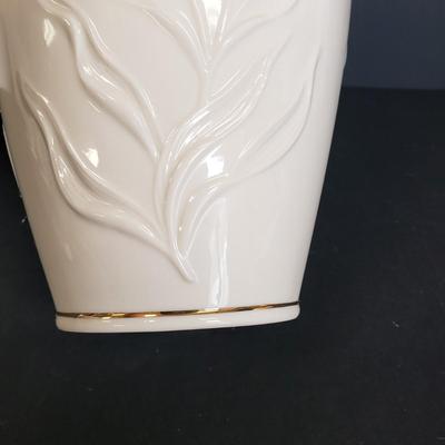 LOT 78: Lenox 24k Gold Decorated, Masterpiece, Special, Made in USA