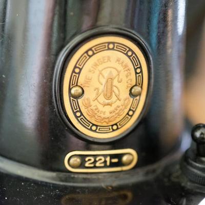 VINTAGE SINGER FEATHERWEIGHT SEWING MACHINE 221 WORKING CONDITION