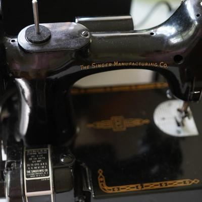 VINTAGE SINGER FEATHERWEIGHT SEWING MACHINE 221 WORKING CONDITION