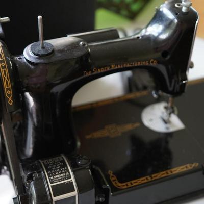VINTAGE SINGER FEATHERWEIGHT SEWING MACHINE 221 WORKING CONDITION