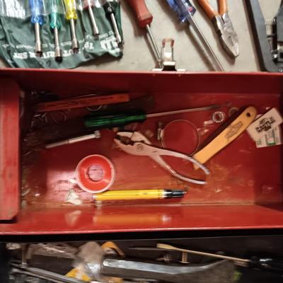 METAL TOOL BOX WITH SHELF AND A VARIETY OF HAND TOOLS