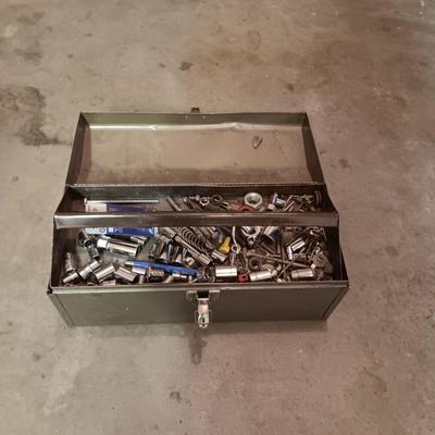 METAL TOOL BOX WITH SHELF AND A SET OF COMBINATION WRENCHES AND MORE