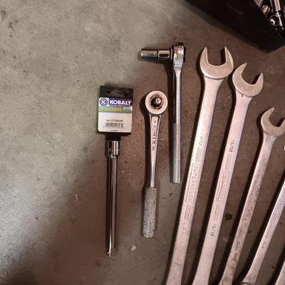 METAL TOOL BOX WITH SHELF AND A SET OF COMBINATION WRENCHES AND MORE