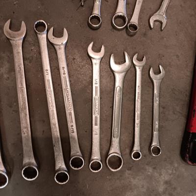 METAL TOOL BOX WITH SHELF AND A SET OF COMBINATION WRENCHES AND MORE