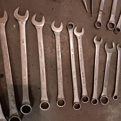 METAL TOOL BOX WITH SHELF AND A SET OF COMBINATION WRENCHES AND MORE