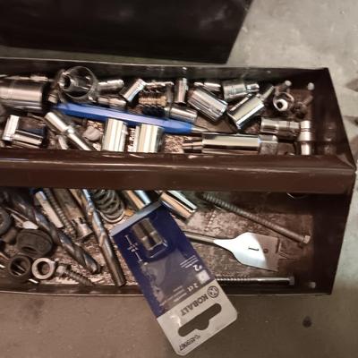 METAL TOOL BOX WITH SHELF AND A SET OF COMBINATION WRENCHES AND MORE