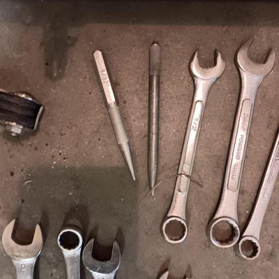 METAL TOOL BOX WITH SHELF AND A SET OF COMBINATION WRENCHES AND MORE