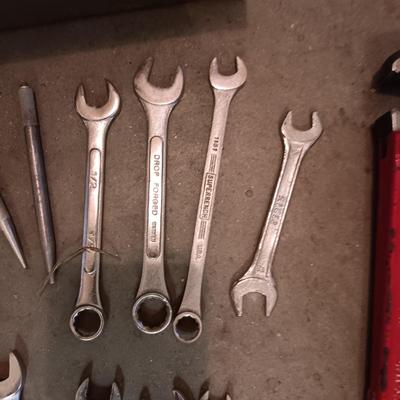 METAL TOOL BOX WITH SHELF AND A SET OF COMBINATION WRENCHES AND MORE