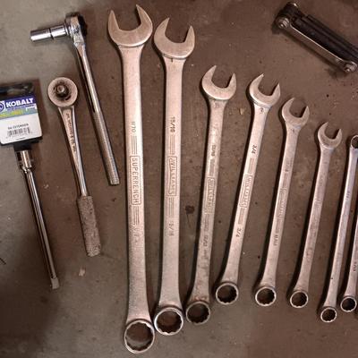 METAL TOOL BOX WITH SHELF AND A SET OF COMBINATION WRENCHES AND MORE