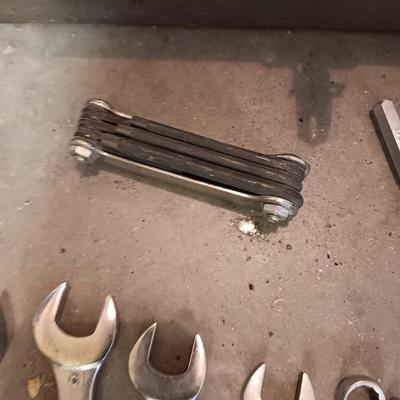 METAL TOOL BOX WITH SHELF AND A SET OF COMBINATION WRENCHES AND MORE