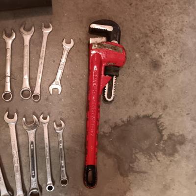 METAL TOOL BOX WITH SHELF AND A SET OF COMBINATION WRENCHES AND MORE