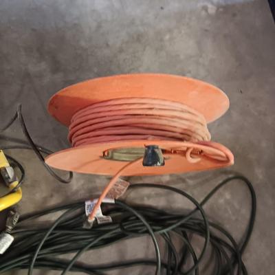 3 EXTENSION CORDS AND A HALOGEN WORK LIGHT
