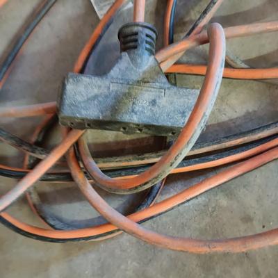 3 EXTENSION CORDS AND A HALOGEN WORK LIGHT