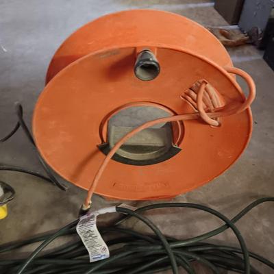 3 EXTENSION CORDS AND A HALOGEN WORK LIGHT