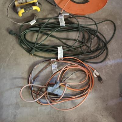 3 EXTENSION CORDS AND A HALOGEN WORK LIGHT