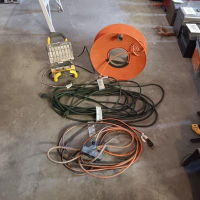 3 EXTENSION CORDS AND A HALOGEN WORK LIGHT
