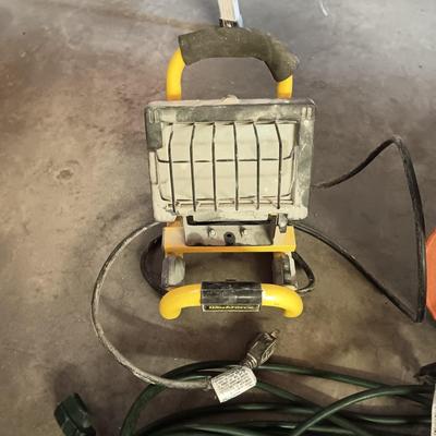 3 EXTENSION CORDS AND A HALOGEN WORK LIGHT