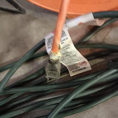 3 EXTENSION CORDS AND A HALOGEN WORK LIGHT