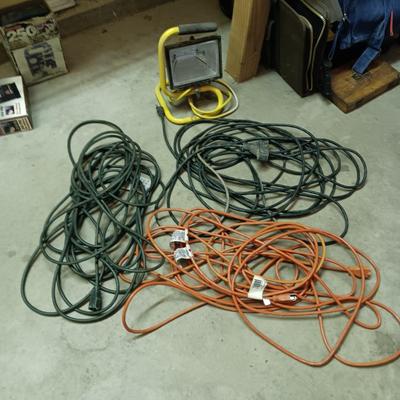 3 EXTENSION CORDS AND A HALOGEN WORK LIGHT