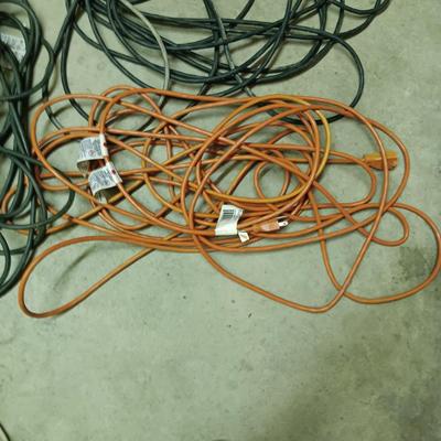 3 EXTENSION CORDS AND A HALOGEN WORK LIGHT