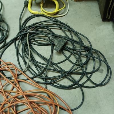 3 EXTENSION CORDS AND A HALOGEN WORK LIGHT