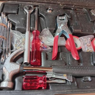 TAP AND DIE SET IN WOODEN BOX, SET OF HAND TOOLS AND A VINTAGE MANUAL DRILL