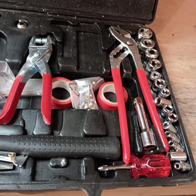 TAP AND DIE SET IN WOODEN BOX, SET OF HAND TOOLS AND A VINTAGE MANUAL DRILL