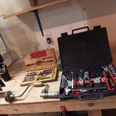 TAP AND DIE SET IN WOODEN BOX, SET OF HAND TOOLS AND A VINTAGE MANUAL DRILL