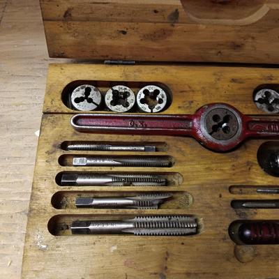 TAP AND DIE SET IN WOODEN BOX, SET OF HAND TOOLS AND A VINTAGE MANUAL DRILL