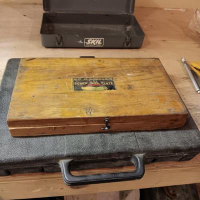 TAP AND DIE SET IN WOODEN BOX, SET OF HAND TOOLS AND A VINTAGE MANUAL DRILL
