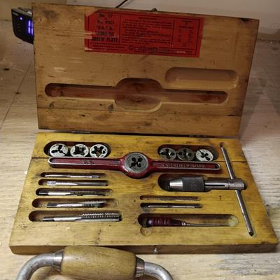 TAP AND DIE SET IN WOODEN BOX, SET OF HAND TOOLS AND A VINTAGE MANUAL DRILL