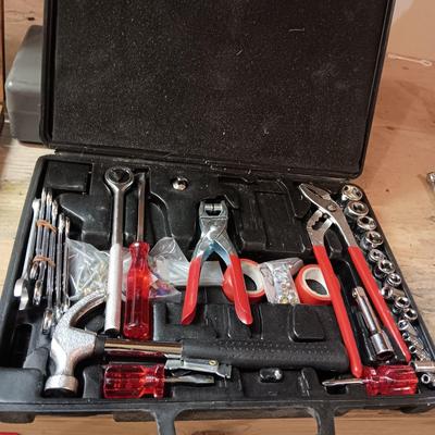 TAP AND DIE SET IN WOODEN BOX, SET OF HAND TOOLS AND A VINTAGE MANUAL DRILL