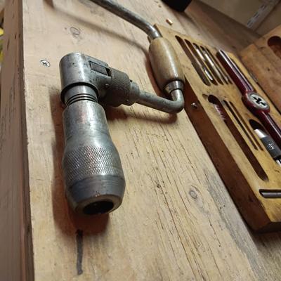 TAP AND DIE SET IN WOODEN BOX, SET OF HAND TOOLS AND A VINTAGE MANUAL DRILL