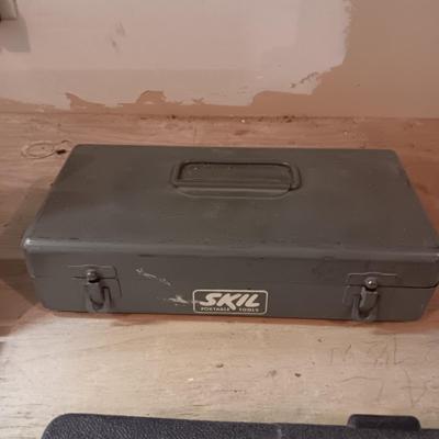 TAP AND DIE SET IN WOODEN BOX, SET OF HAND TOOLS AND A VINTAGE MANUAL DRILL