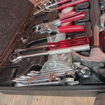 TAP AND DIE SET IN WOODEN BOX, SET OF HAND TOOLS AND A VINTAGE MANUAL DRILL