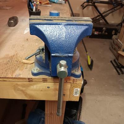 SWIVEL BENCH VISE