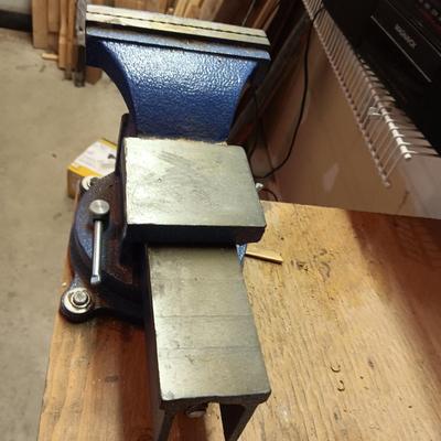 SWIVEL BENCH VISE