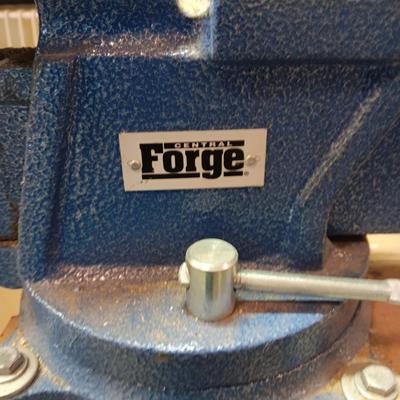 SWIVEL BENCH VISE