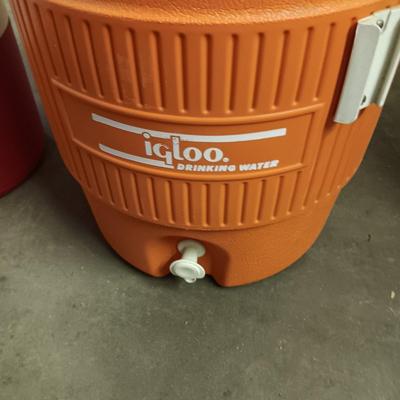 2 BEVERAGE CONTAINERS WITH SPIGOTS