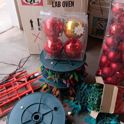 LED CHRISTMAS LIGHTS AND ORNAMENTS