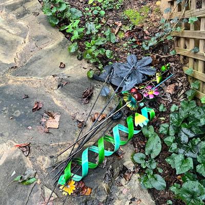 Metal Spiral Wind Twirler & More Colorful Yard Art (BY-RG)